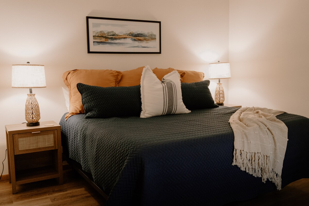 ห้องนอนใหญ่ที่กว้างขวางและสะดวกสบายพร้อมเตียงขนาดคิงไซส์   ตู้เสื้อผ้าแบบวอล์คอินมีพื้นที่กว้างขวางในการเก็บข้าวของของคุณสำหรับการเข้าพักระยะสั้นหรือการเข้าพักระยะยาว โคมไฟข้างเตียงของเรามีพอร์ตชาร์จเพื่อความสะดวกสบายของคุณ 