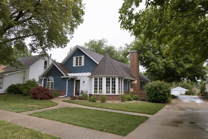 Warm, inviting home in the heart of Pella