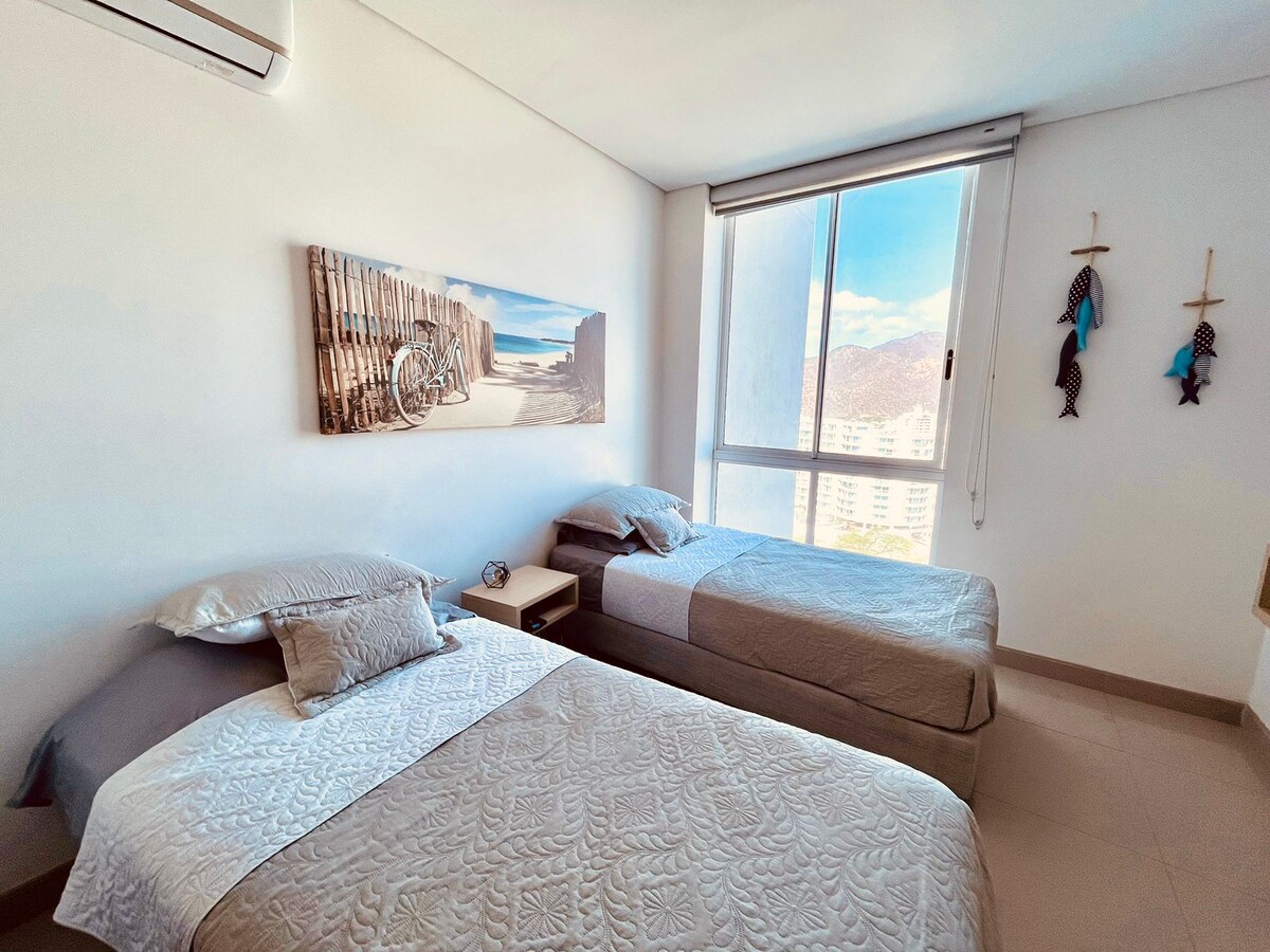 Habitación 2, con camas gemelas, TV, y baño privado