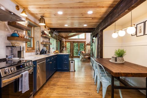 Luxe Log Cabin~15 min Dwntn~River~Sauna~Fire Pit