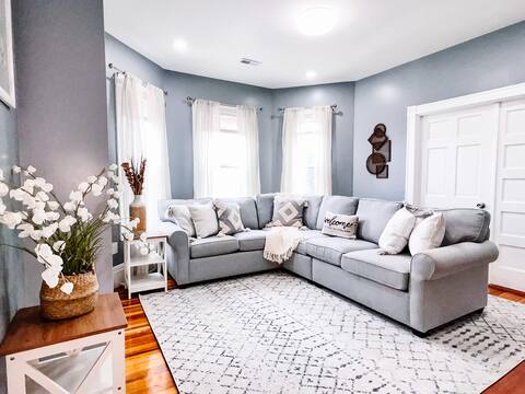 Elegant 4/Bed 2/Bath Near Boston With Parking