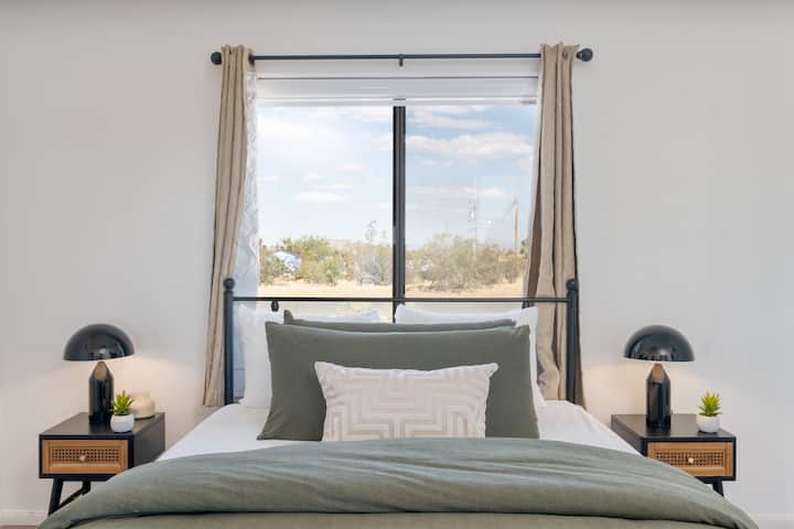 Втората спалня е изпълнена с достатъчно естествено осветление