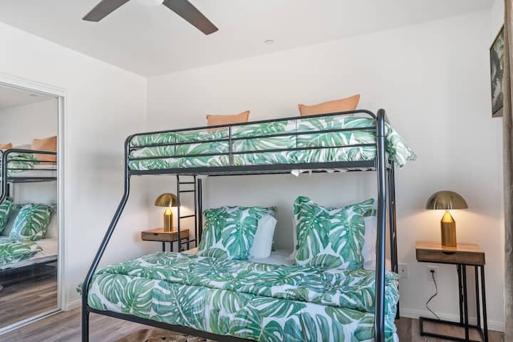 Третата спалня разполага с оформление на двуетажно легло, като долното легло е в пълен размер, а горната част е с единичен размер