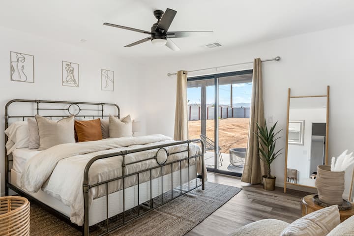 Родителската спалня разполага с плъзгач с директен достъп до задния двор