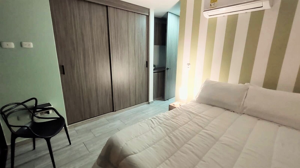 La habitación tiene un closet amplio como lo necesitas y espacios adicionales de almacenamiento.