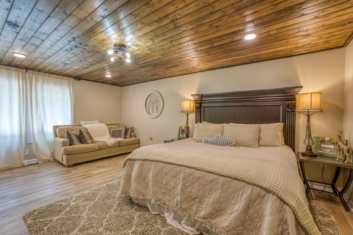 Master Suite with Bathroom and King Bed-Main Floor