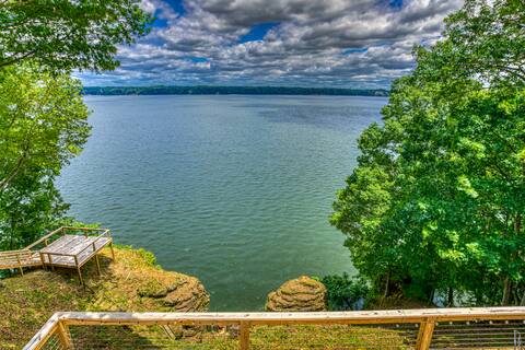 Luxury Lake Stay near RTJ Golf Course
