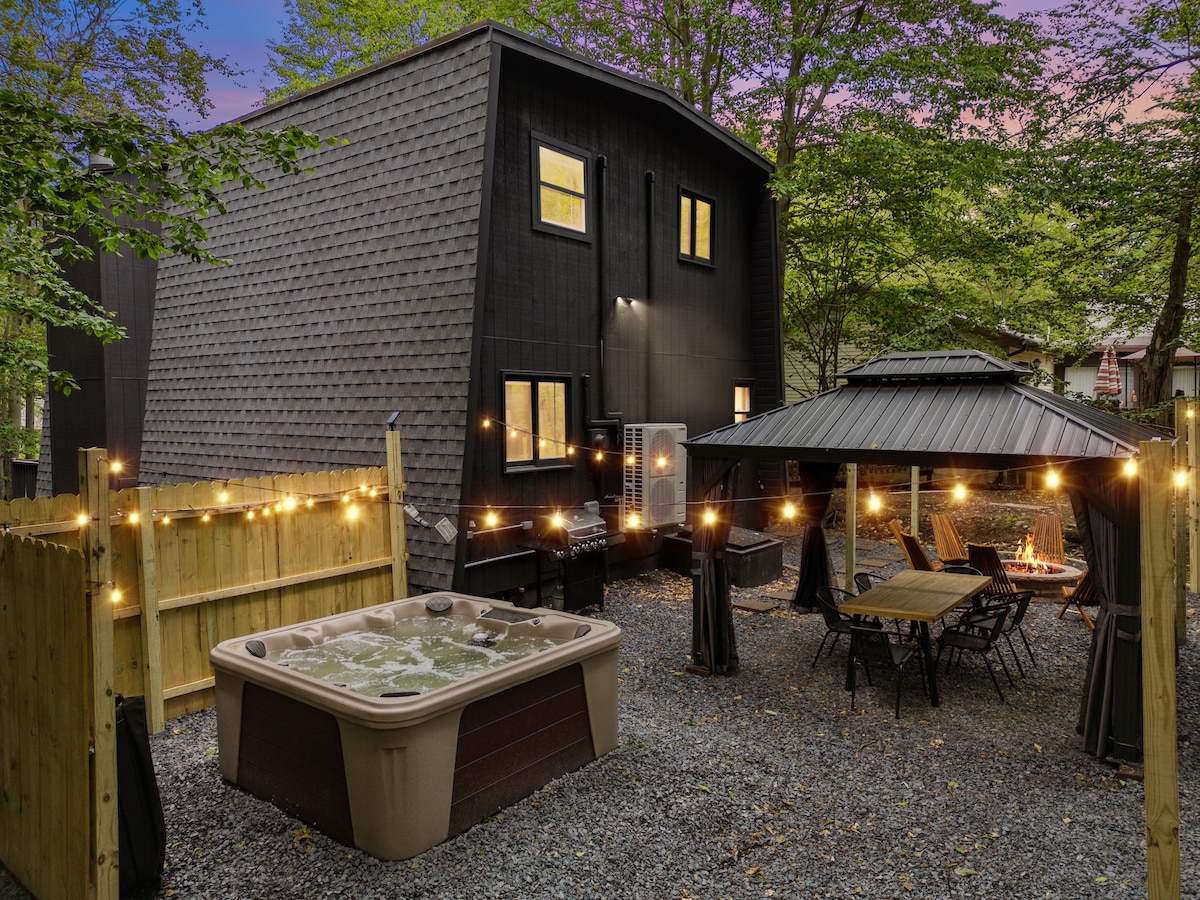 Hot Tub, Fire Pit, Pool Table Cozy Poconos Cabin Houses for Rent in
