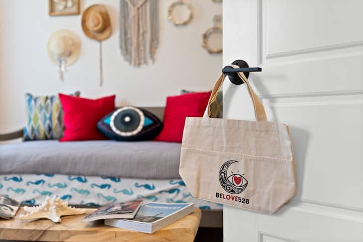 קומה ראשונה - מיטה זוגית - חדר מוזיקה חדר שינה 7 - ספרייה - תקליטי ויניל - נגן תקליטים - חדר מעטפת. 