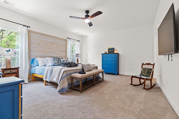  חדר שינה 5 - חדר שינה ראשי - מיטת קינג - טלוויזיה חכמה - זה נקרא חדר הפרפרים