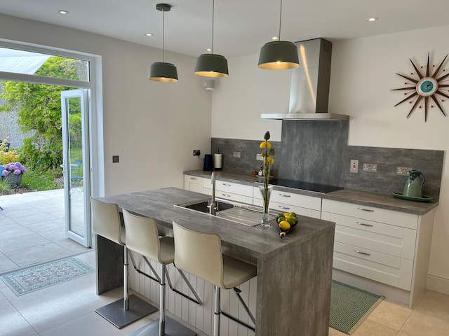 Browse CITY walk mountains gallery image 3