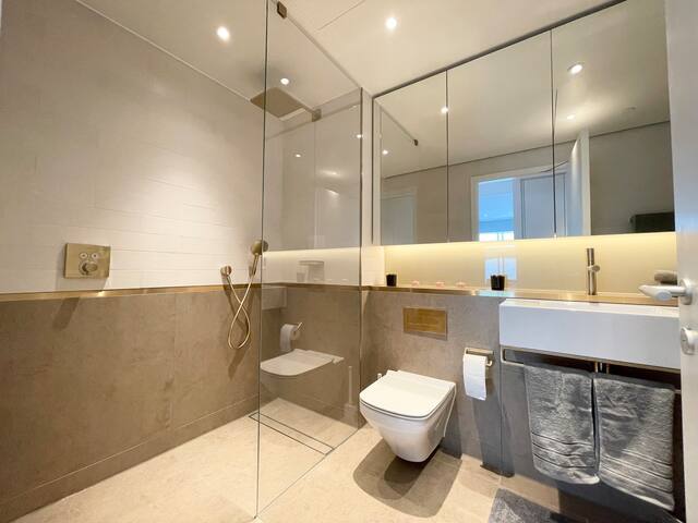 Luxurious 3 Bedroom in Battersea gallery image 3