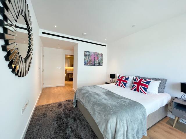 Luxurious 3 Bedroom in Battersea gallery image 2