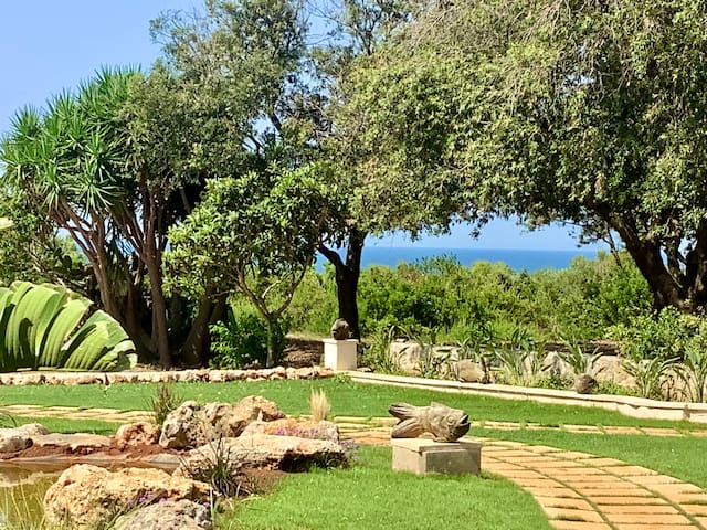 Villa Marinha. Oasi di pace affacciata sul mare.