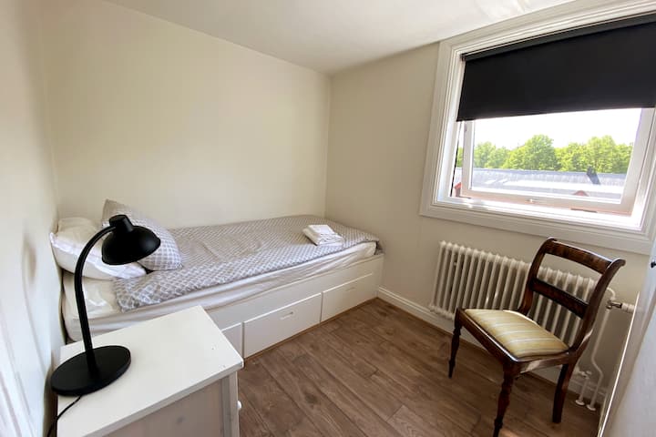 Мала спална соба со кревет 90x200. Поглед кон дворот на шталите.