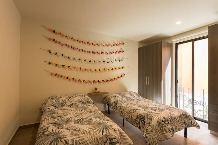 غرفة ثانوية بسرير مفرد مزينة بالزهور. 