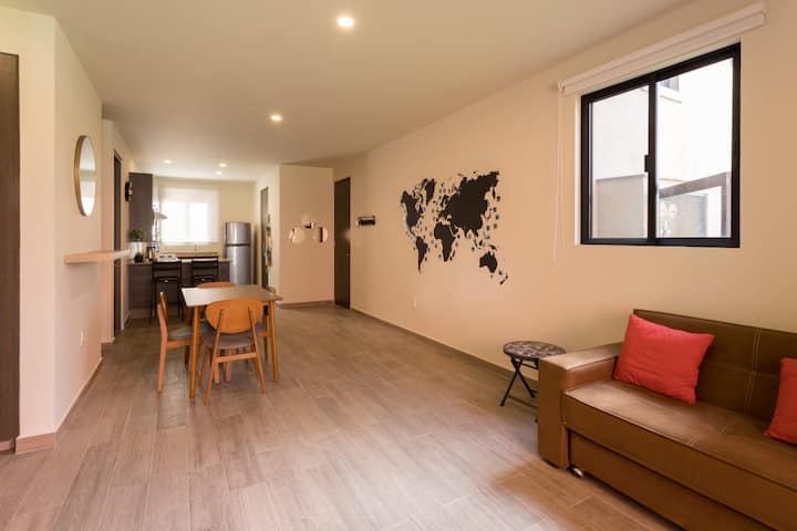 غرفة طعام بخريطة عالمية مطلية في متناول اليد.
رائع للصور. 