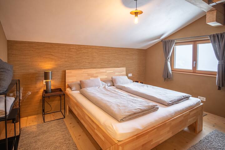 Ორადგილიანი ოთახი ფიჭვის საწოლით, ვოლენას ბუნებრივი ძილის სისტემითა და ხეობის ხედით.