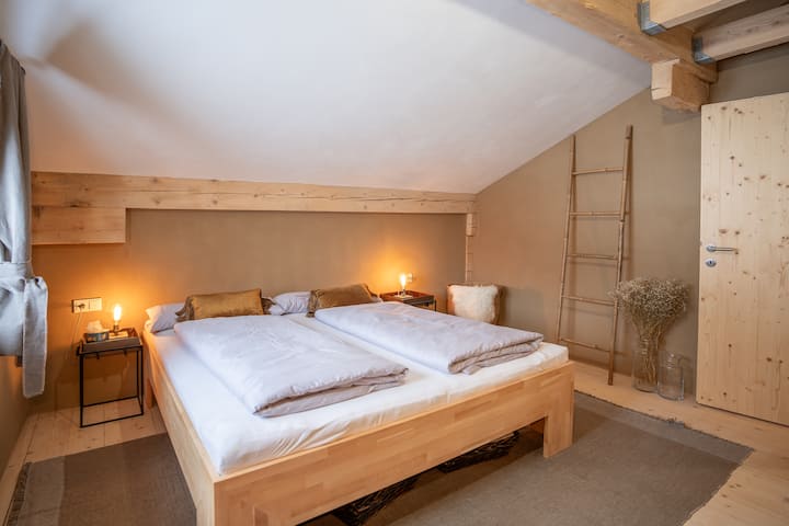 Ორადგილიანი ოთახი შვეიცარიული ფიჭვისგან დამზადებული ორადგილიანი საწოლით, ვოლენას ბუნებრივი ძილის სისტემითა და ტყის ხედით.