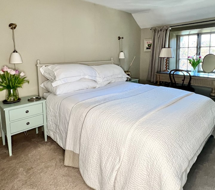 لا تزال الغرفة الاحتياطية سريرًا بحجم كبير مع طاولة / مكتب ومساحة تخزين كبيرة مع خزانة ملابس وأدراج 