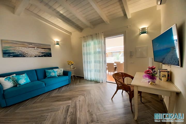 غرفة معيشة بسرير أريكة