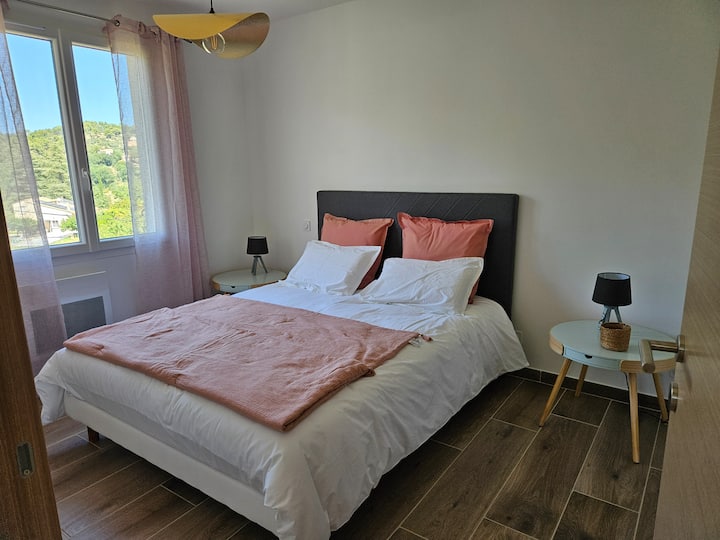 Საძინებელი ორადგილიანი საწოლი 160 კარადით კარადა + თაროები