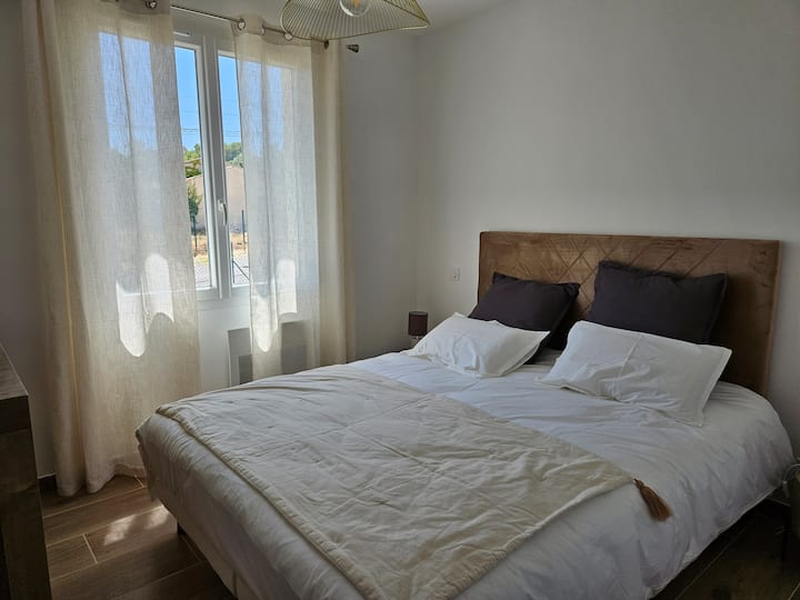 Საძინებელი 2 ერთადგილიანი საწოლით 80 ცალ-ცალკე ან ორადგილიანი საწოლით 160 ოთახში. 
კარადა 3 უჯრით