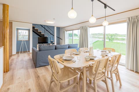 A spacious villa with a living room and garden overlooking the Miura Coast. Children are welcome! 2 