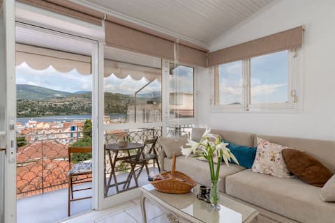 Popular Airbnb listing: Superb downtown flat with sea-view in Περιφερειακή Ενότητα Κεφαλληνίας