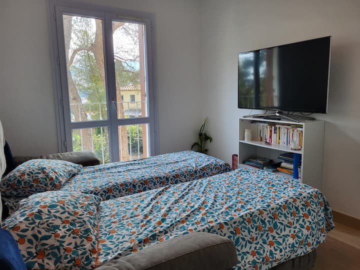 Dhomë gjumi 12m², divan i konvertueshëm në 2 krevate tek, i ri