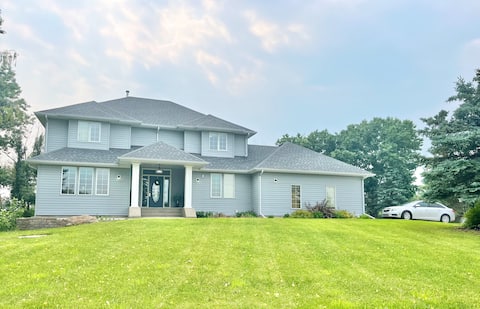 Spacious Cardston Home/Acreage