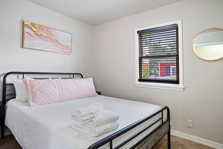 Ლამაზად მოწყობილი საძინებელი, სადაც სტილი შეესაბამება დასვენებას, რომელშიც არის ორადგილიანი საწოლი, პრემიუმ-კლასის ზეწრები და კომფორტული ბალიშები