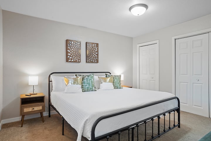 Დიდი საწოლი პლუშის თეთრეულით, რბილი ბალიშებით, მყუდრო ისრებითა  და ღამის ლამპით, რომელიც კომფორტისა და დასვენების თავშესაფარს გთავაზობთ.