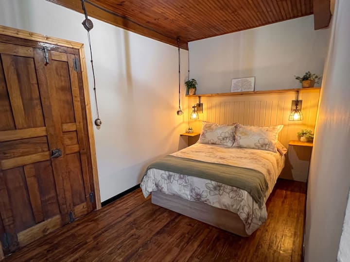 ห้องเตียงใหญ่ - El Refugio del Busgosu