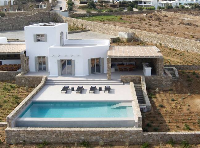 Cycladic minimal chic interior