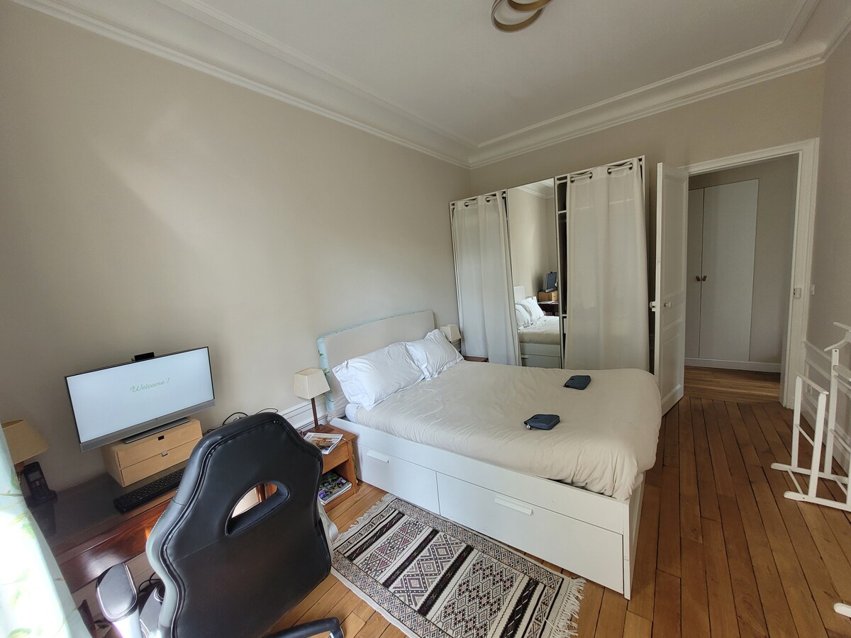 1号卧室设有办公室和更衣室