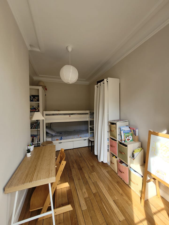 Chumba cha kulala 3 kinajumuisha vitanda 2 vya ghorofa na ofisi.