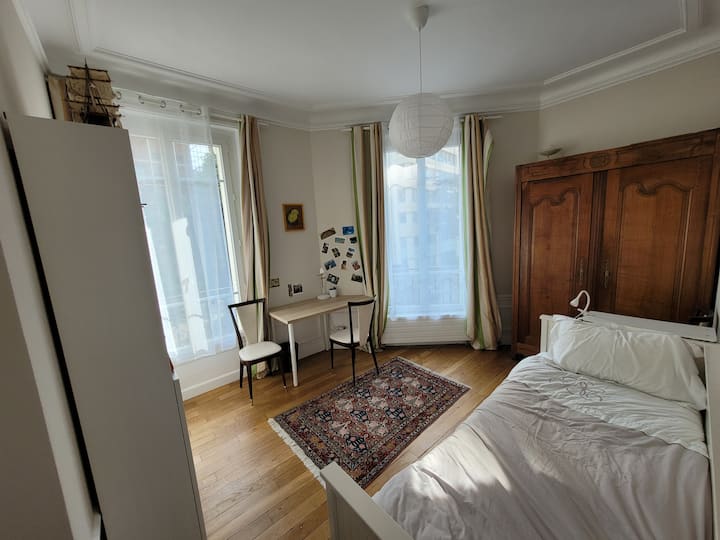 Chumba 2 cha kulala kinajumuisha madirisha 2 na dawati.