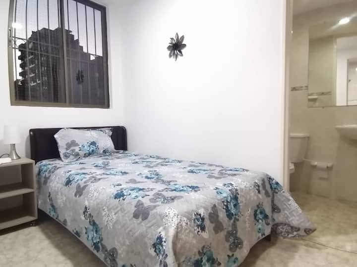 Обикновено легло с баня, свързана с зоната за дрехи. Чудесно както за удобство, така и за удобство. 
Идеален за някой от хората на партито ви или ако имате някой, на когото имате доверие, който присъства или ви придружава по време на пътуването ви, може да бъде в тази приятна и удобна стая.