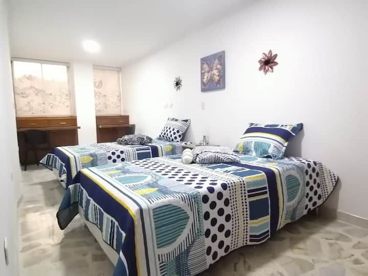 2 легла с ширина по 1,20, които можете да съберете, за да настаните още един човек. 2 работни пространства за настолни компютри