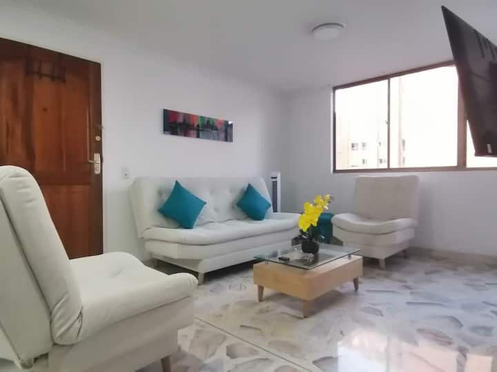 Улично осветление в квартала с изглед към града.