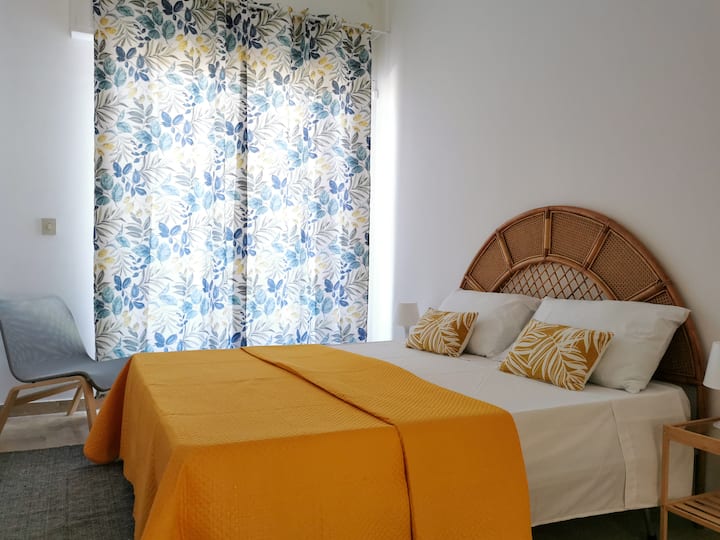 غرفة نوم 1 بسرير مزدوج ومكيف هواء ومروحة وشرفة.