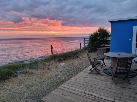 Small house with garden facing the sea