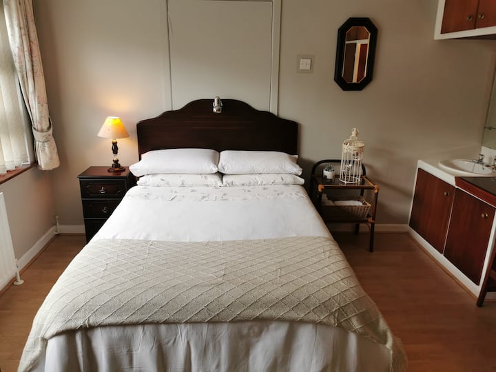 Dhoma e gjumit
Pamje nga dera
Krevati është një krevat dopio standard