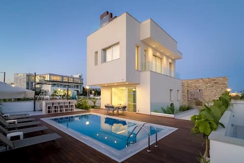 Luxury Seaview Villa: City Center, Rooftop Jacuzzi