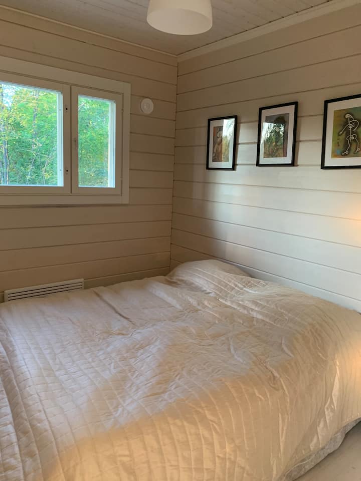 El dormitorio de abajo tiene una cama doble.