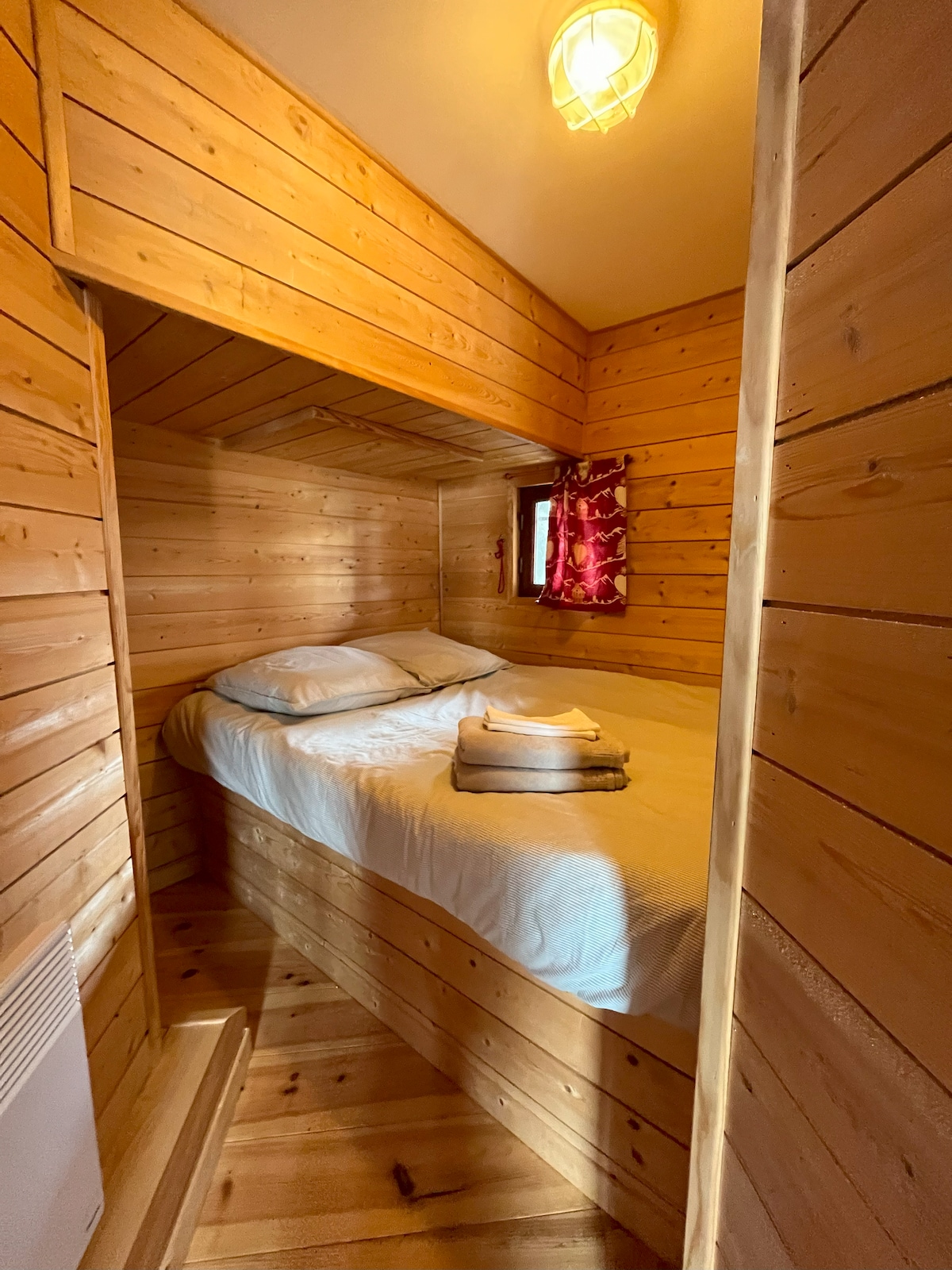 带双人床的客房