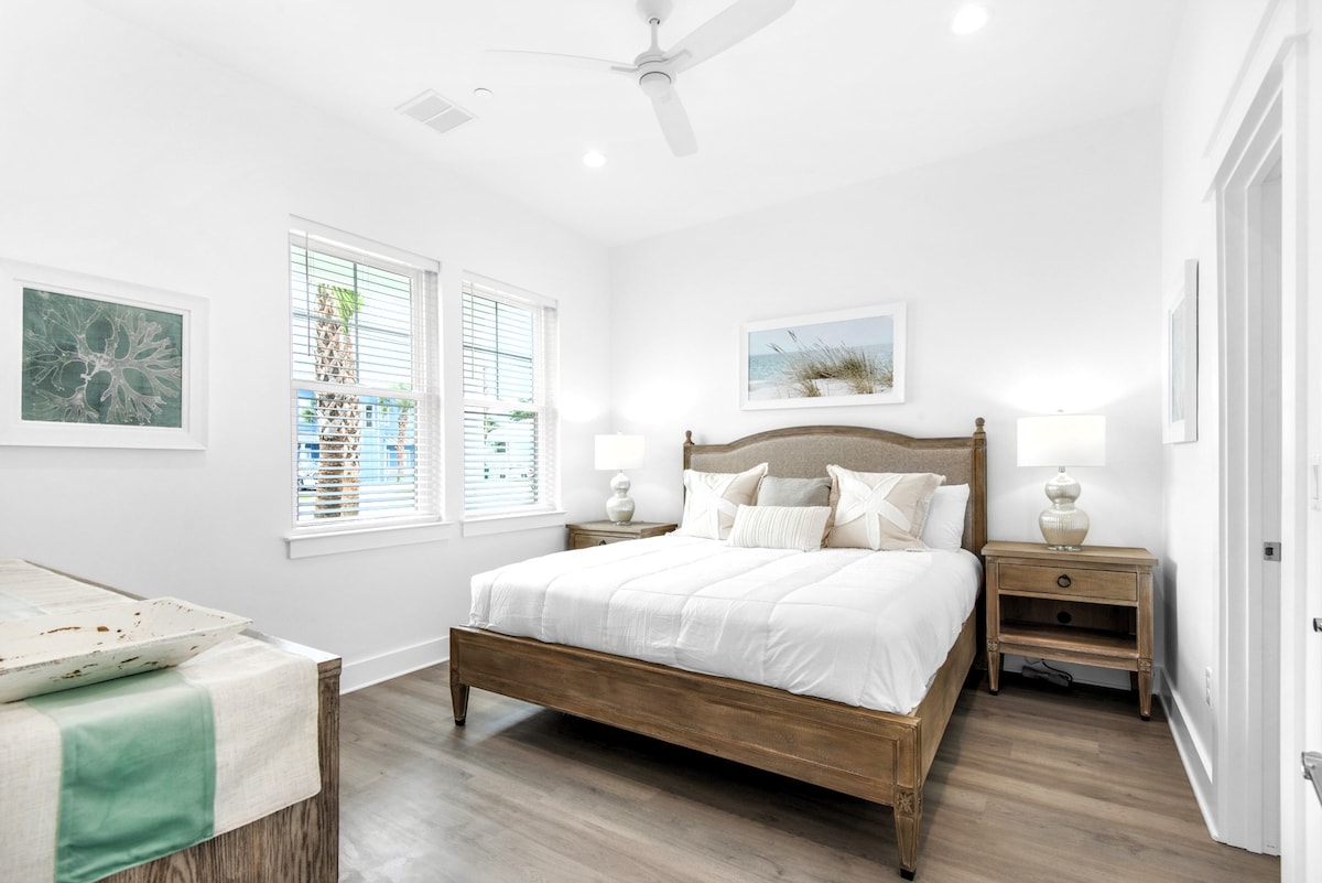 ห้องนอน 2 รูป 1 ชั้นบน   ห้องสวีทเตียงคิงไซส์พร้อมอ่างอาบน้ำส่วนตัวและทีวีขนาด 43 นิ้ว