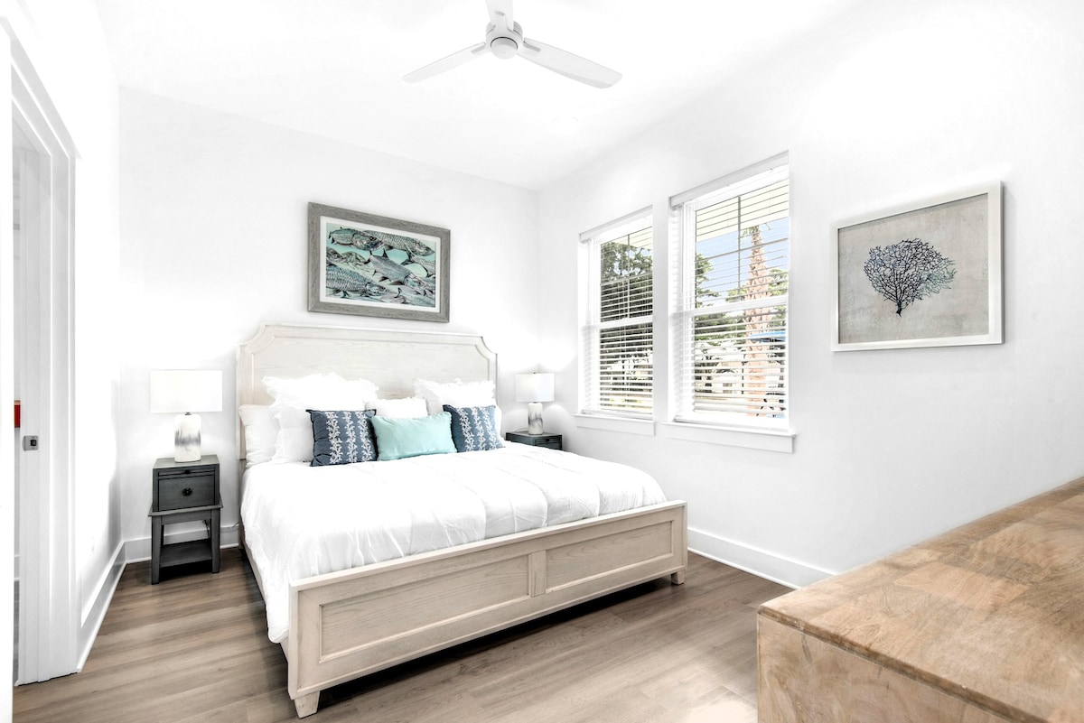 ห้องนอน 1 รูปที่ 1 ชั้นบน  ห้องคิงสวีทพร้อมอ่างอาบน้ำส่วนตัวและทีวีขนาด 43 นิ้ว
