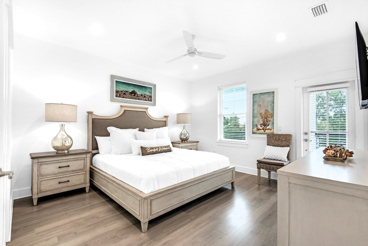 ห้องนอน 5 รูปที่ 1 ชั้น 2  ห้องสวีทเตียงคิงไซส์พร้อมอ่างอาบน้ำส่วนตัวและทีวีขนาด 43 นิ้ว